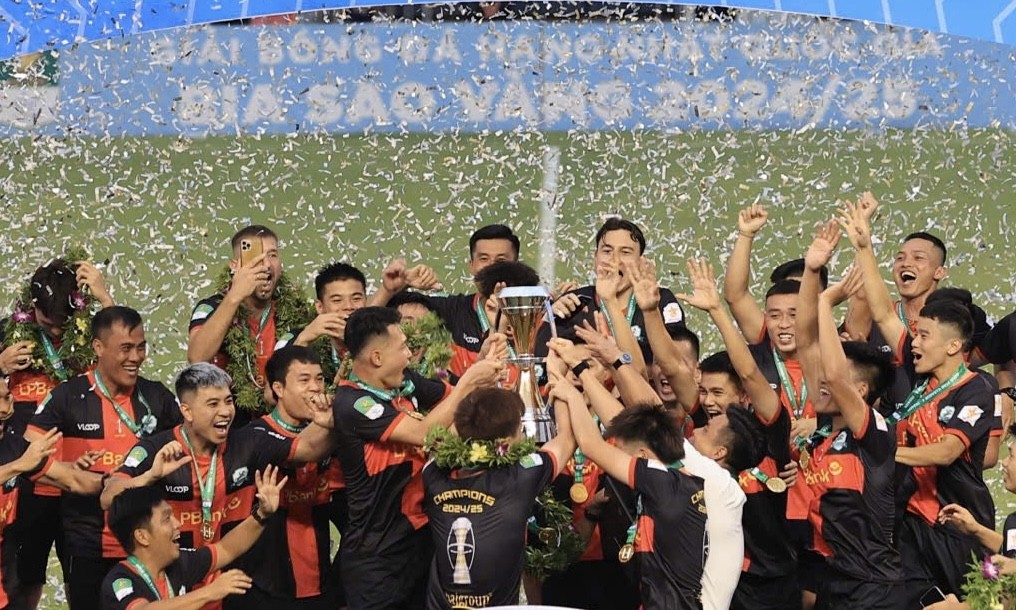 CLB Phù Đổng Ninh Bình đoạt cúp vô địch giải Hạng Nhất quốc gia 2024-2025