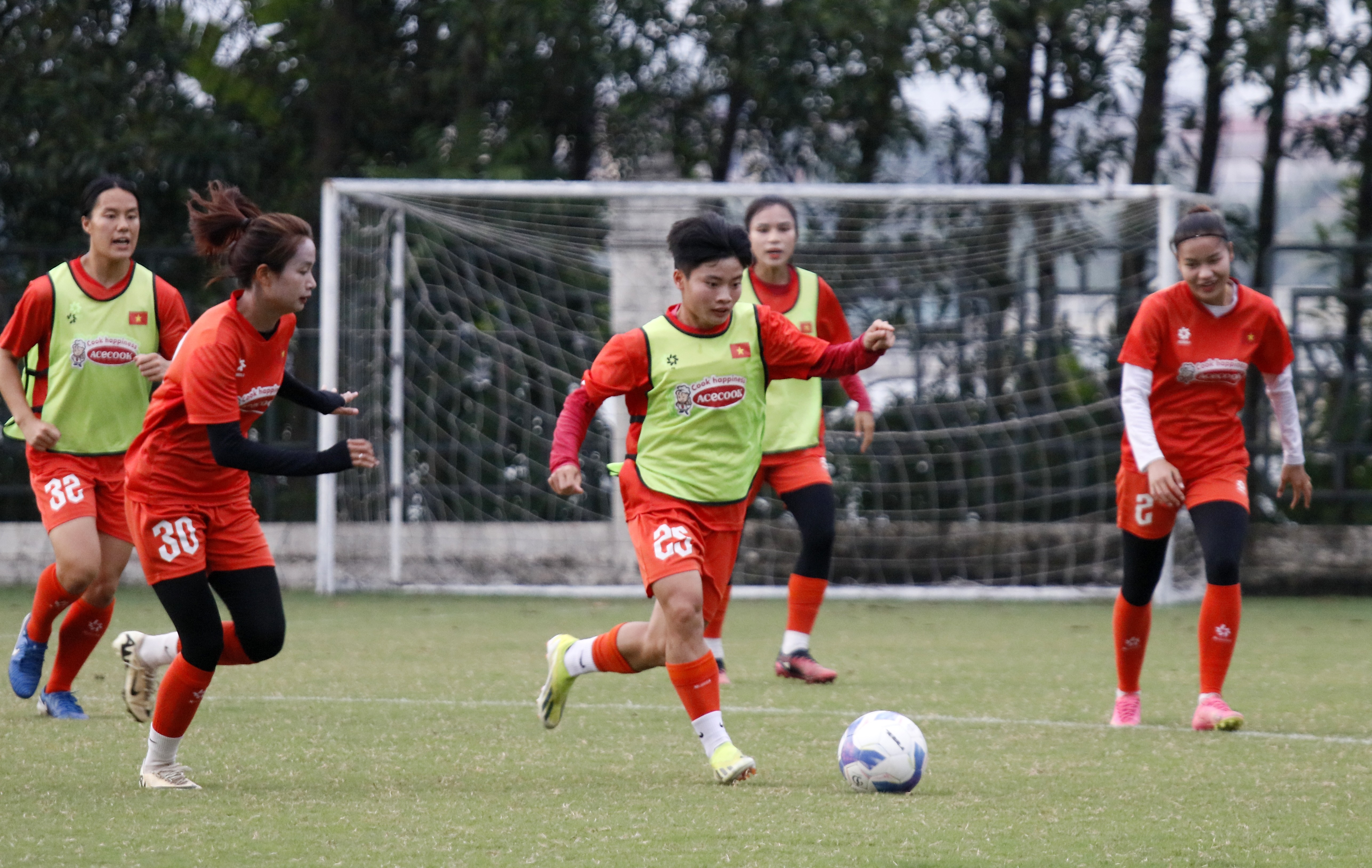 Các cầu thủ đội tuyển nữ Việt Nam đang tích cực luyện tập cho giải đấu