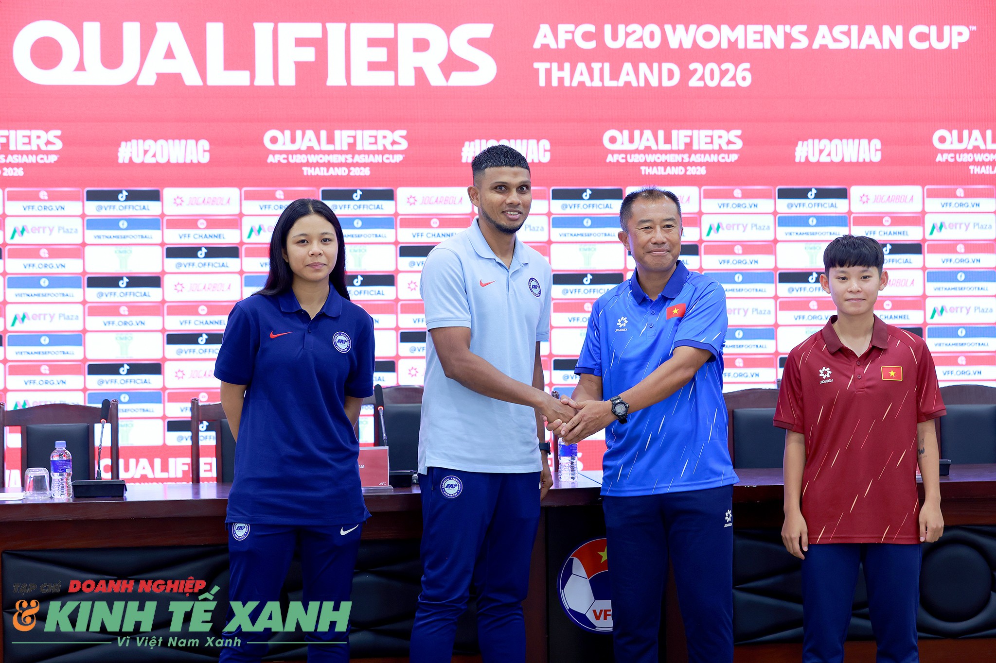 HLV hai đội tuyển U20 nữ Việt Nam và U20 nữ Singapore chụp ảnh lưu niệm trước buổi họp báo