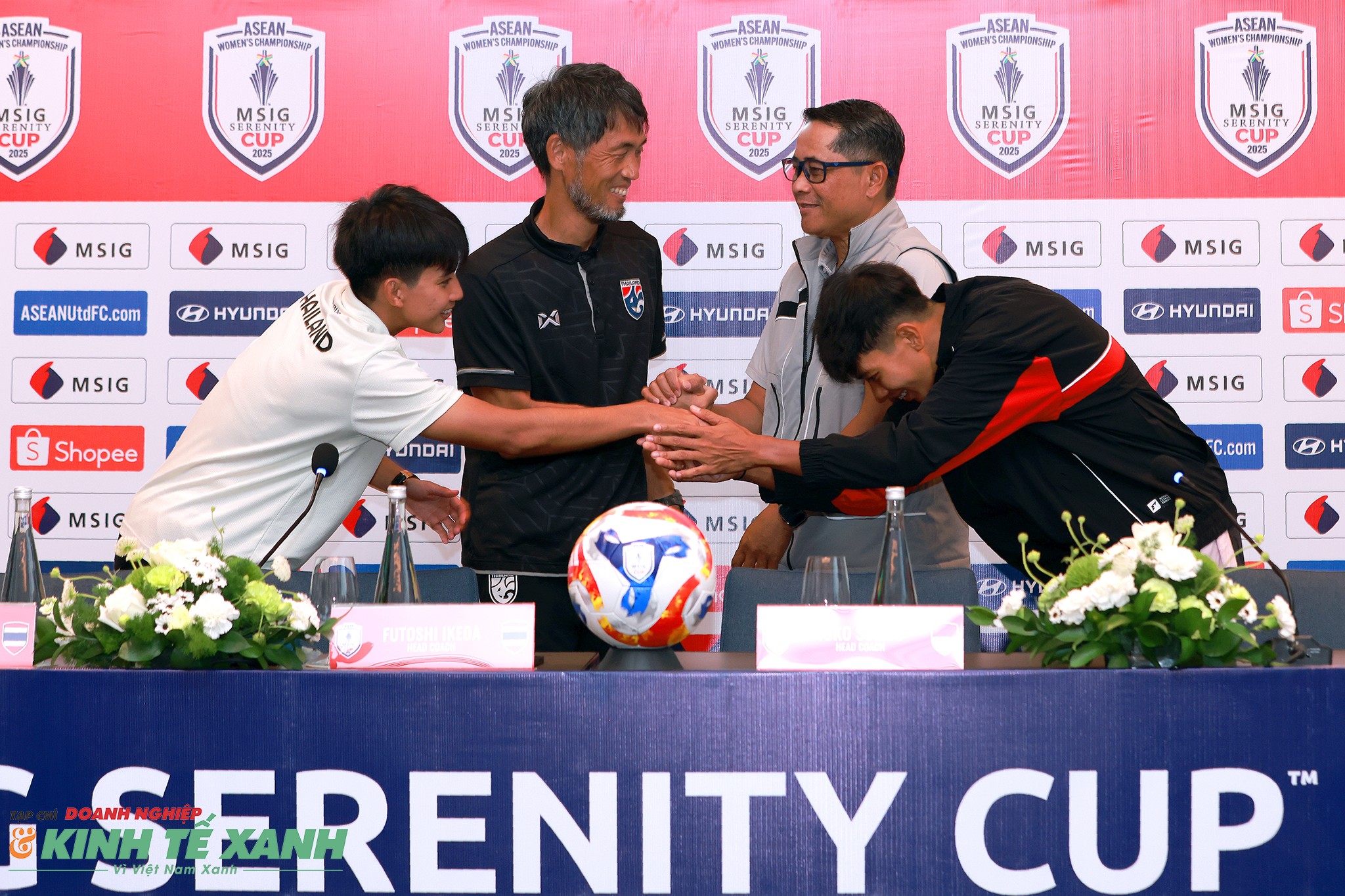 HLV hai đội tuyển nữ Thái Lan và Indonesia bắt tay tại buổi họp báo
