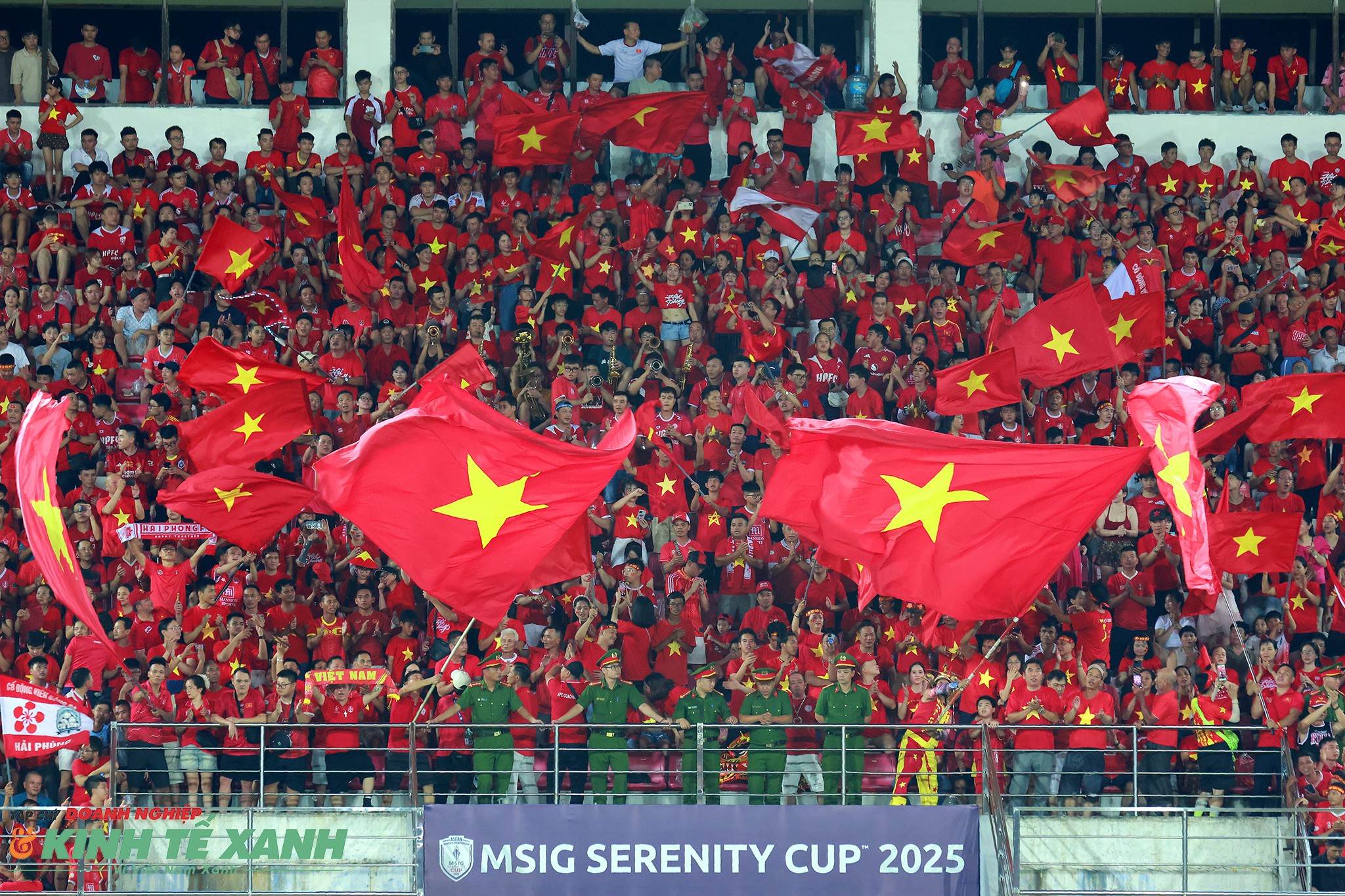 HLV Mai Đức Chung cảm ơn người hâm mộ đã tới kín sân cổ vũ cho đội tuyển nữ Việt Nam