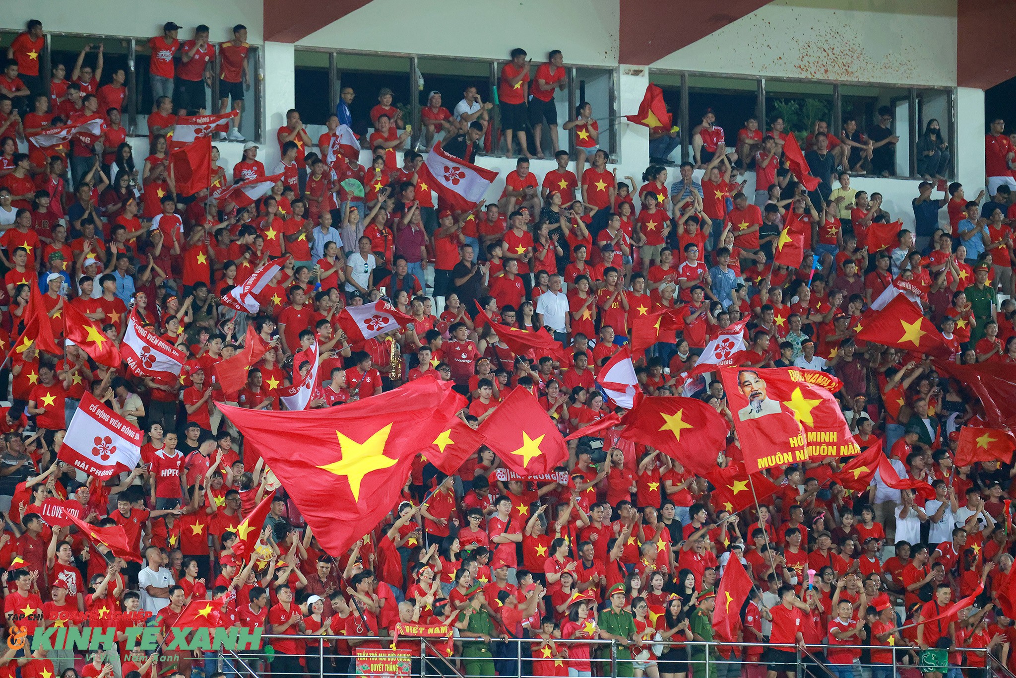 Cổ động viên đến chật kín sân vận động Lạch Tray, Hải Phòng để cổ vũ cho thầy trò HLV Mai Đức Chung