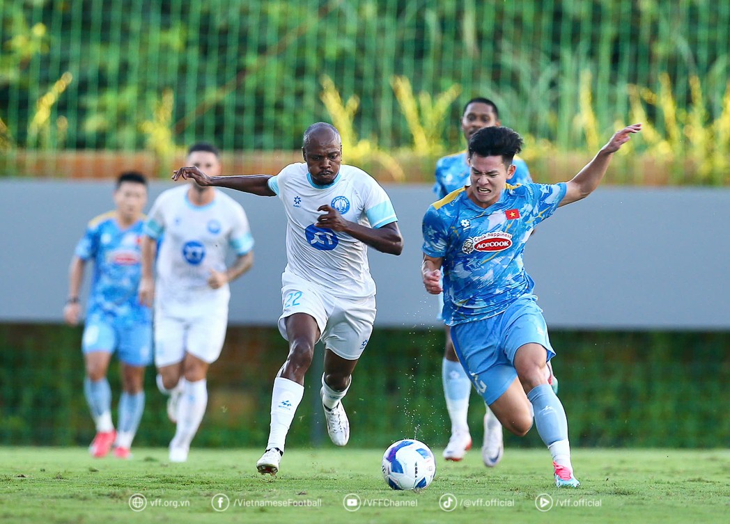 Đội tuyển Việt Nam thi đấu cọ xát với đội hình 11 cầu thủ ngoại binh của "quân xanh" Nam Định