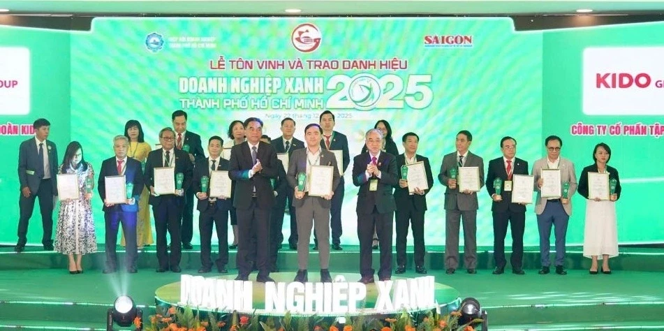 doanh-nghiep-duoc-ton-vinh-va-nhan-chung-nhan-doanh-nghiep-xanh-do-ubnd-tphcm-anh-btc-20251222204510-1766451337.webp