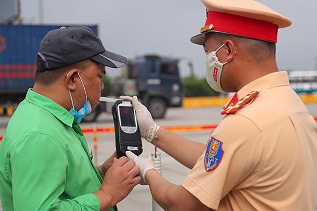 Cấp dưới uống rượu, bia vẫn lái xe thủ trưởng phải chịu trách nhiệm