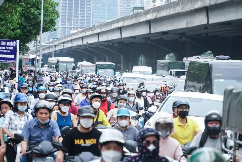 ha-noi-len-lo-trinh-giam-phuong-tien-xang-dau-trong-cac-vanh-dai-1763978841.webp