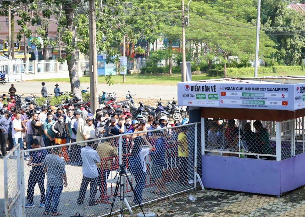 Người hâm mộ bóng đá xếp hàng từ sáng sớm đề chờ mua vé xem thầy trò HLV Kim Sang Sik thi đấu