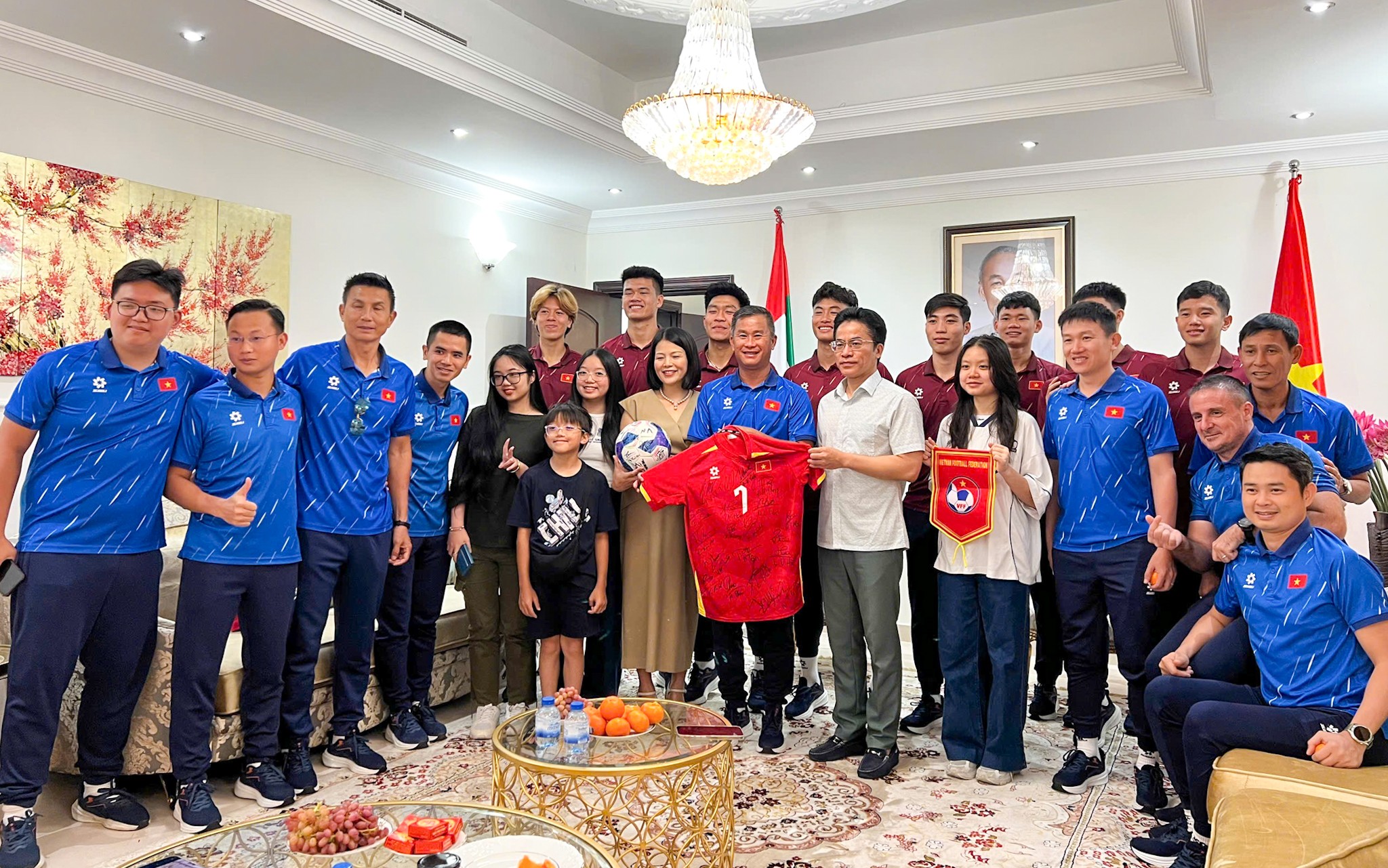 Thầy trò đội tuyển U23 Việt Nam đến thăm Đại sứ quán Việt Nam tại UAE