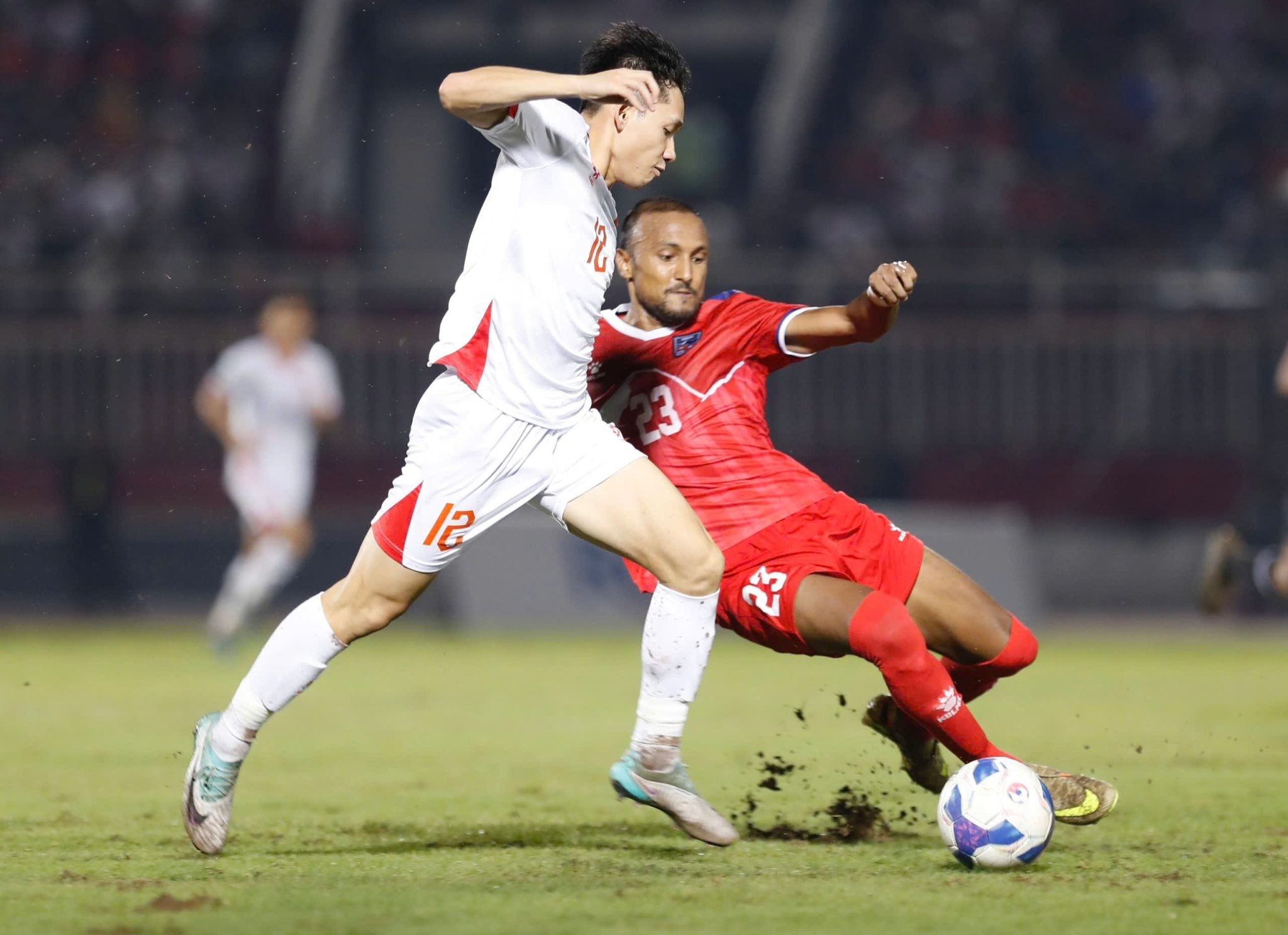 Thắng nhọc Nepal, đội tuyển Việt Nam tiếp tục bám đuổi Malaysia