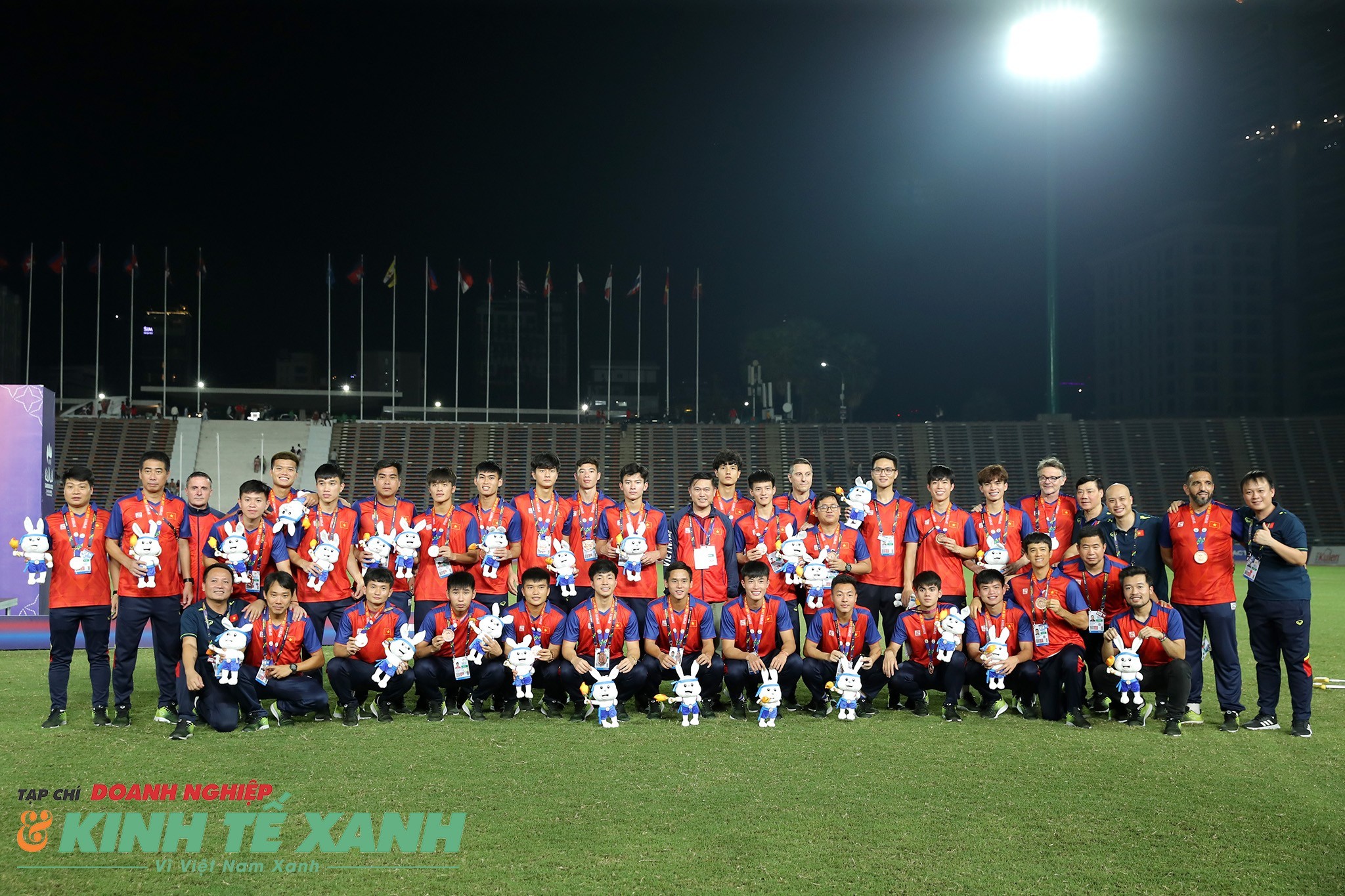 Đội tuyển U22 Việt Nam nhận huy chương đồng tại SEA Games 32 trên đất Campuchia