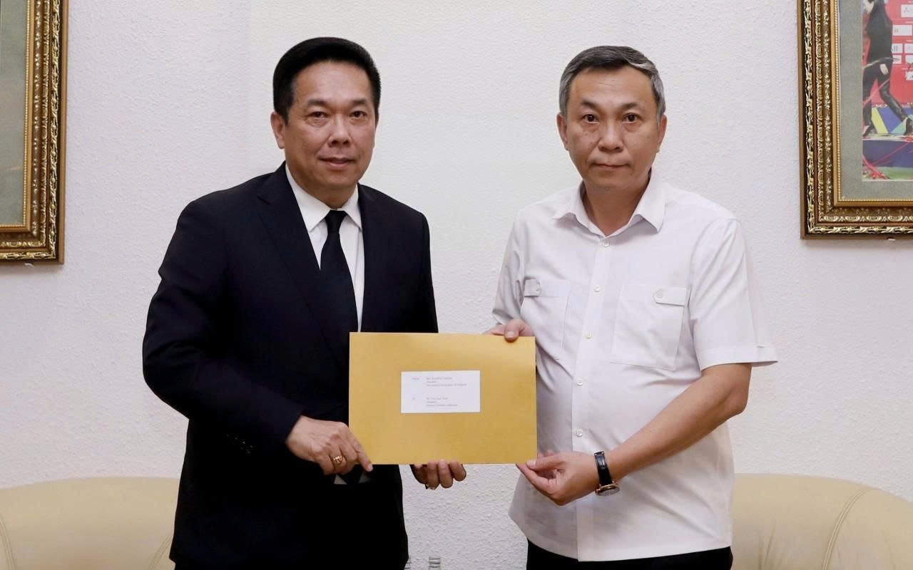 Đoàn công tác Liên đoàn Bóng đá Thái Lan trực tiếp sang Việt Nam chuyển thư xin lỗi sự cố nhầm cờ Việt Nam