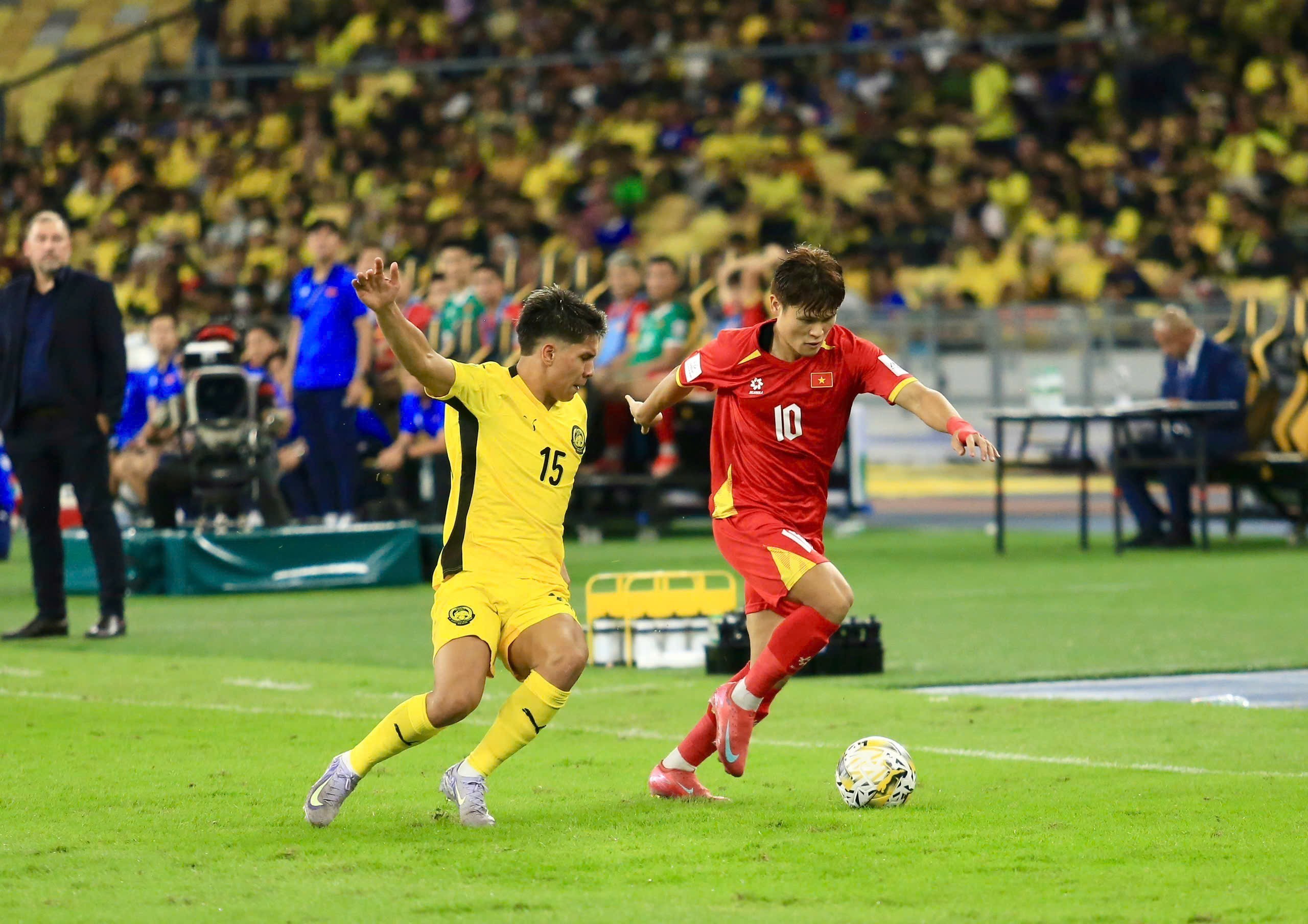 Trận Malaysia 4-0 Việt Nam đã để lại nhiều vết gợn trong lòng giới chuyên môn và người hâm mộ bóng đá khu vực Đông Nam Á