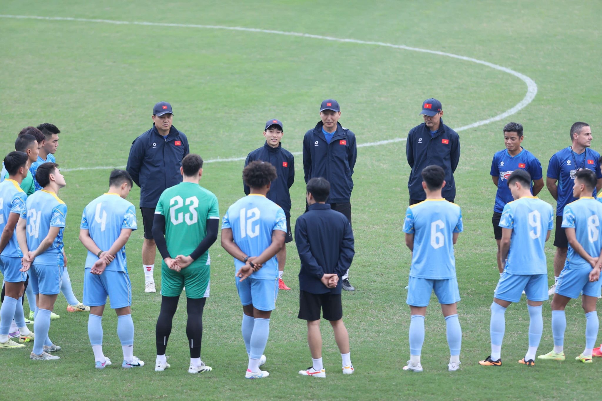 Đội tuyển Việt Nam hội quân luyện tập buổi đầu, chuẩn bị cho trận sân khách gặp đội tuyển Lào