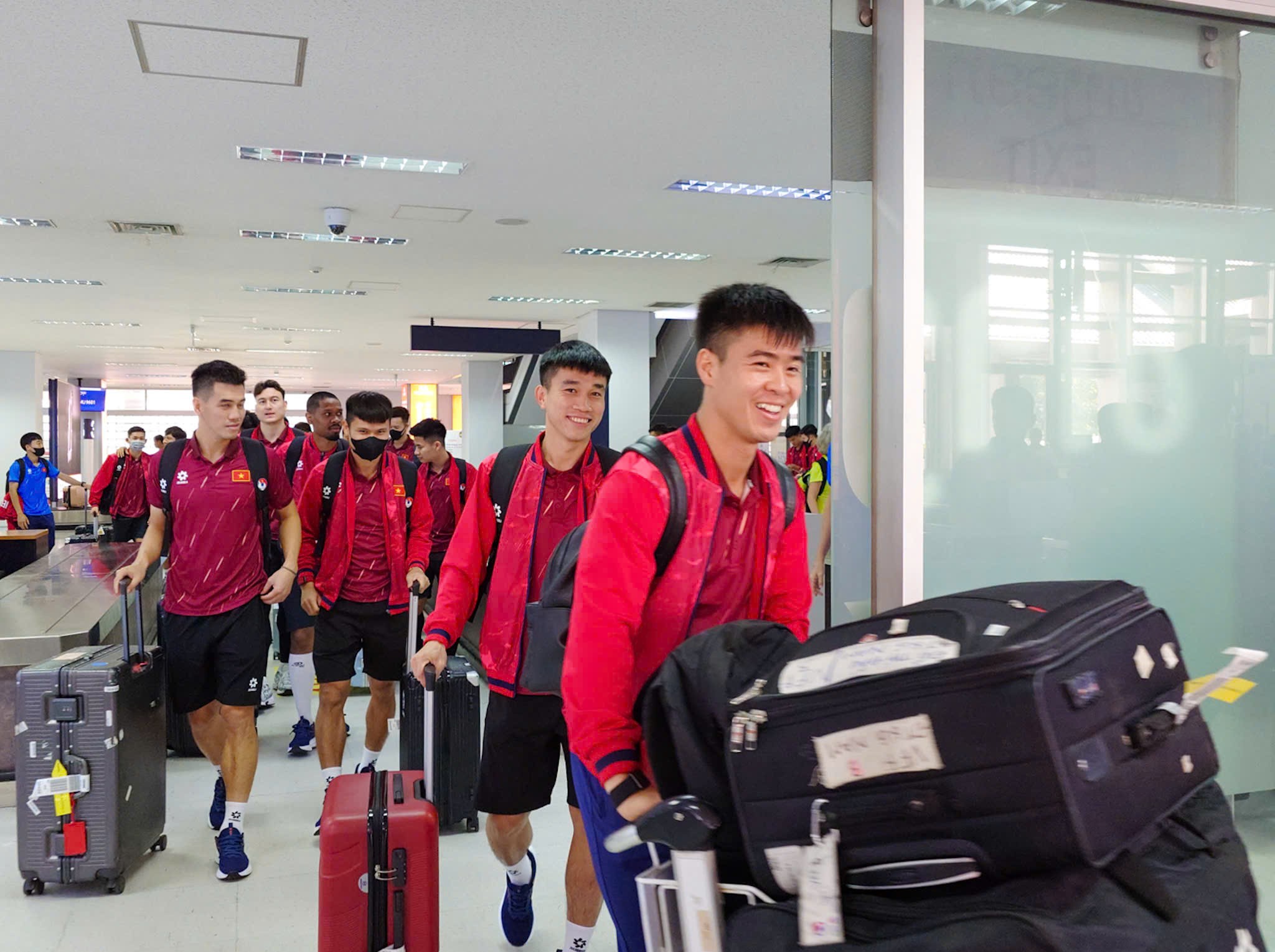 Đội tuyển Việt Nam có mặt tại Lào, chuẩn bị đá trận lượt về Vòng loại Asian Cup 2027 với đội chủ nhà