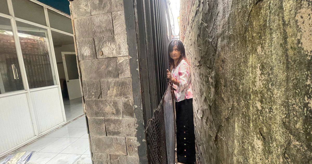 [CHÙM ẢNH] Những căn nhà bị "mắc kẹt", không có đường đi giữa khu nhà giàu