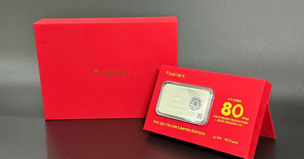 Trung tâm Lưu trữ Quốc gia III tiếp nhận miếng bạc 80 năm Quốc khánh serie 0001 của Phú Quý