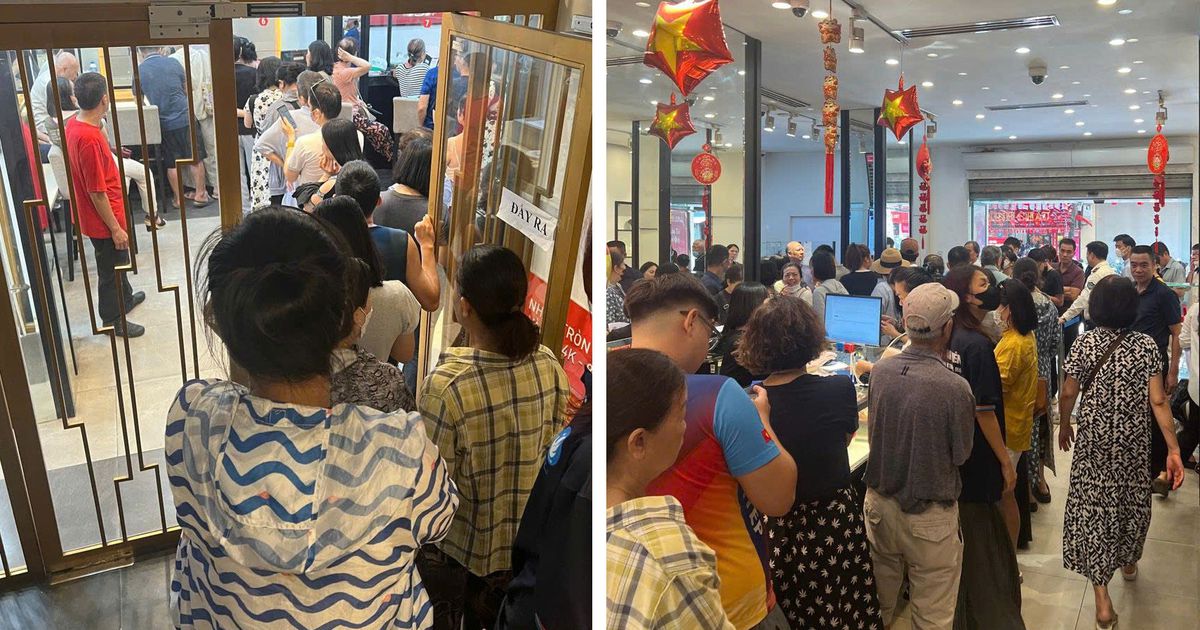 Người mua xếp hàng dài khi giá vàng liên tục vượt đỉnh lịch sử