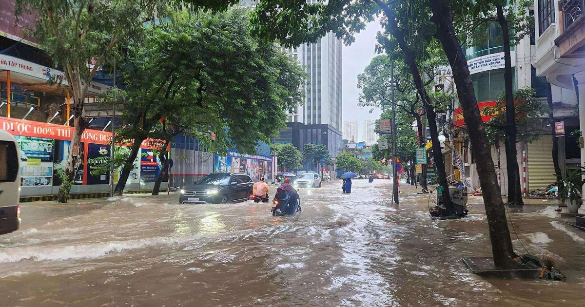 Công ty Thoát nước Hà Nội mỗi ngày thu về 2,5 tỷ đồng, người Hà Nội vẫn "bơi" trong ngập lụt