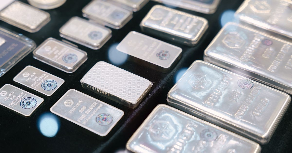 Bạc trở thành kênh đầu tư và tích lũy mới, có nên vay tiền để mua?