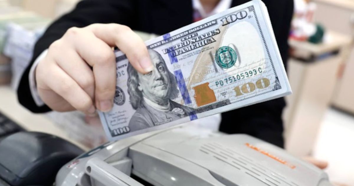 Tỷ giá USD tự do tăng lên sát 28.000 đồng, nới rộng chênh lệch với ngân hàng