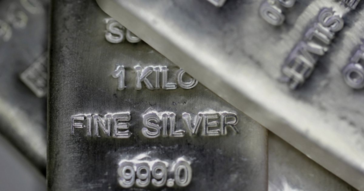 Ai đang nắm giữ 15.000 tấn bạc?