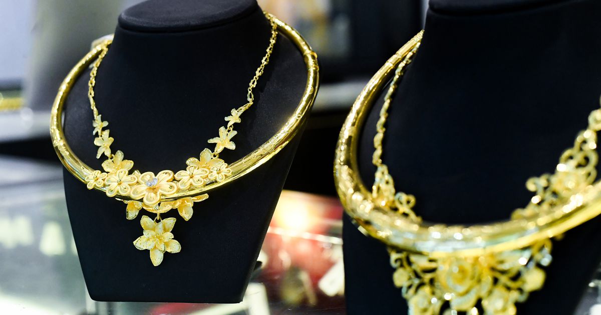 Bất ngờ: Giá vàng trong nước “sát sàn sạt” giá thế giới, giá bạc giảm mức chênh