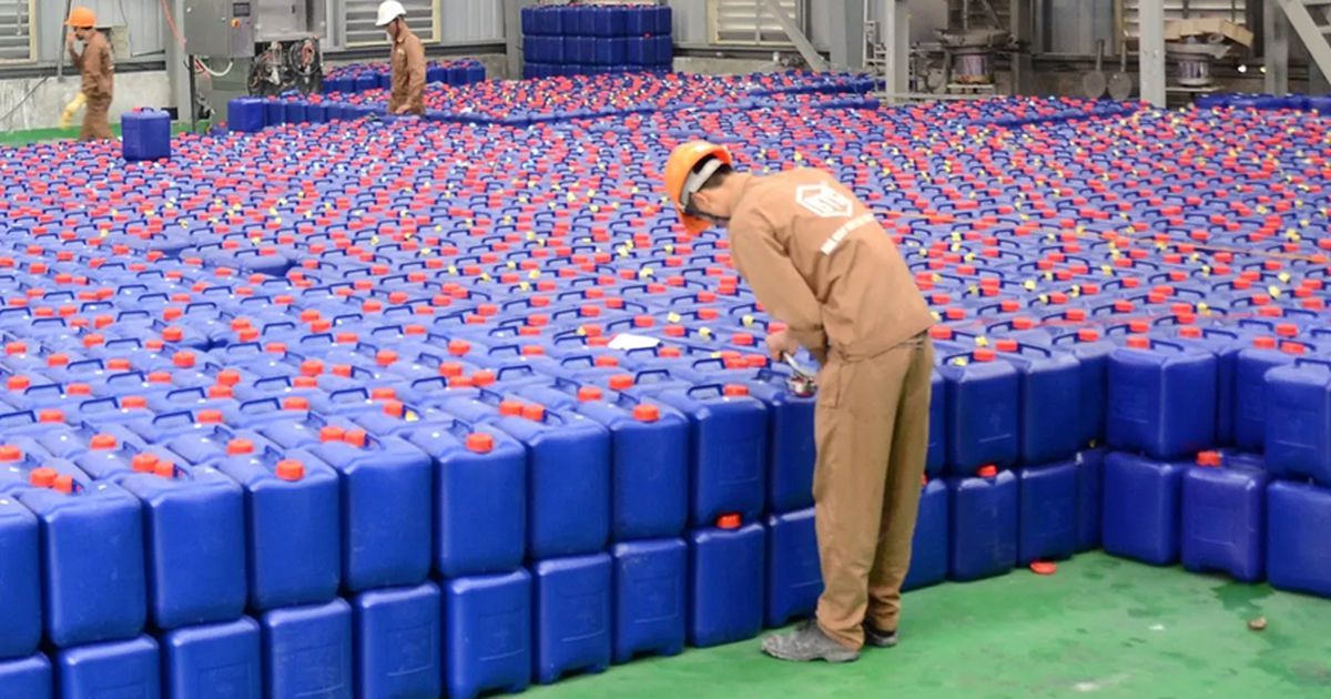 Lợi nhuận 6 tháng đầu năm của Hóa chất Đức Giang giảm 50%, cổ phiếu xuống đáy 5 năm