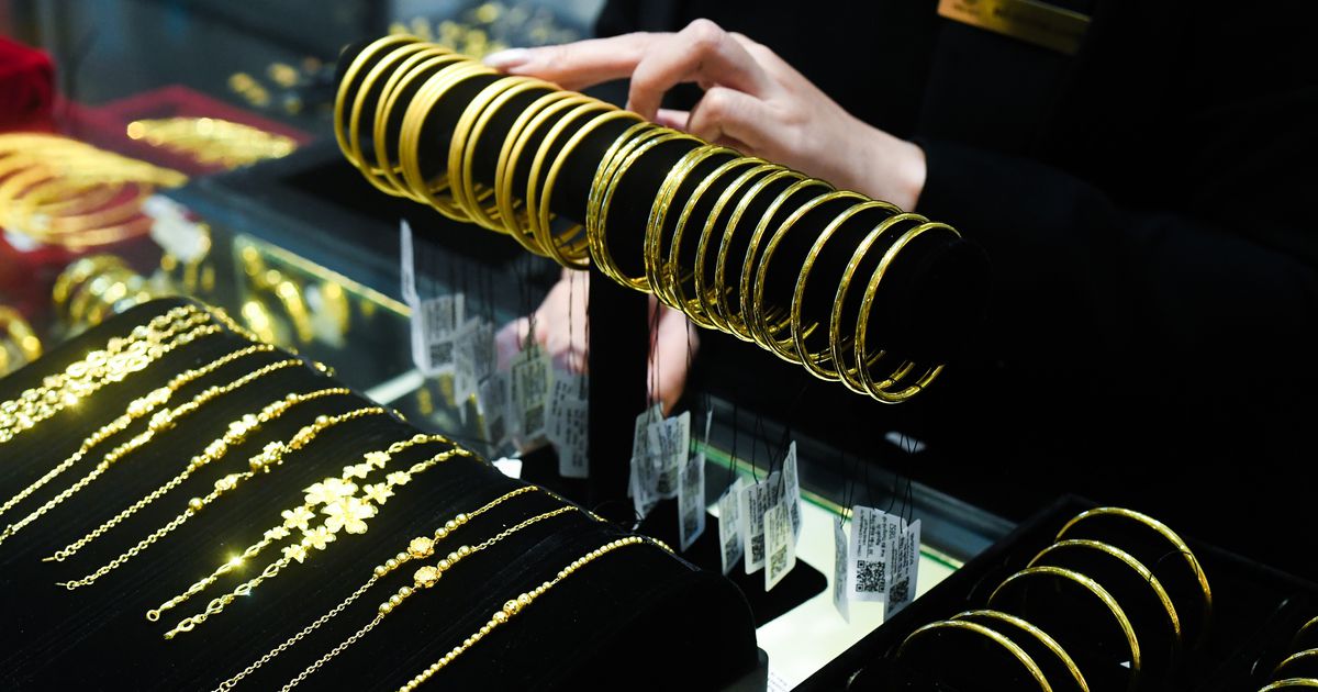 Giá vàng trước cơ hội vượt kháng cự 4.400 USD/ounce