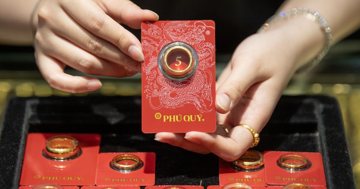 Lợi suất trái phiếu tăng vọt, giá vàng trong nước và thế giới cùng lao dốc