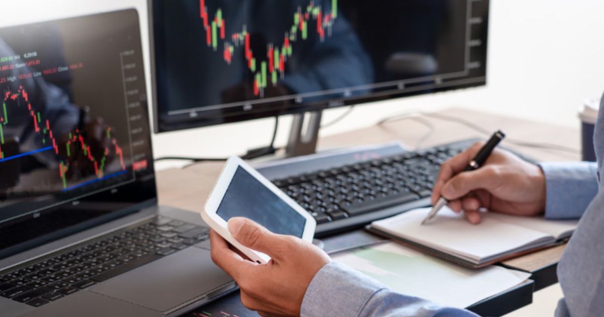 Những vận động ngược của chứng khoán Việt cho thấy điều gì?