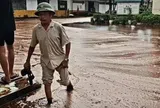 Nghệ An: Sét đánh thủng bể chứa mật mía, hàng nghìn tấn mật tràn ra ngoài