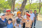 Quảng Ngãi: Khi CSGT trao mũ bảo hiểm thay vì xử phạt
