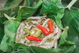 Sâu tre nướng trong ống tre món ăn độc đáo của người Cơ Tu