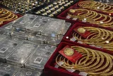 Giá vàng lao dốc phiên cuối tuần