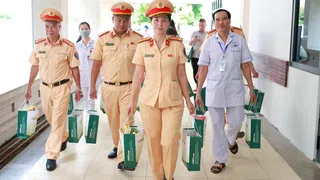 Trao yêu thương đến bệnh nhi tại Bệnh viện Đa khoa Sơn Tây