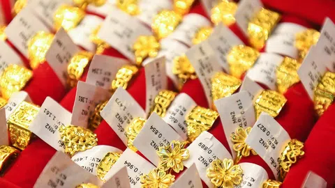 [Video] Giá vàng SJC thiết lập mức kỷ lục lịch sử, phản ánh tâm lý bất ổn toàn cầu