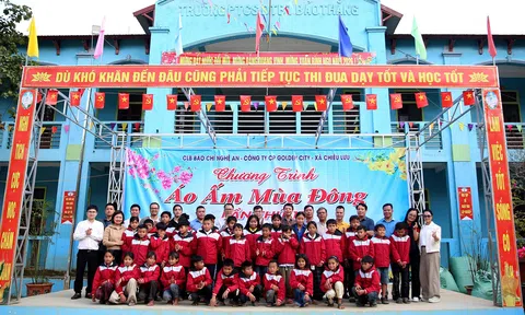 Câu lạc bộ Báo chí Nghệ An mang xuân ấm đến với học sinh vùng cao