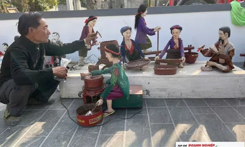 Lão nông hơn 30 năm “hô biến” phế liệu thành rối điện độc đáo