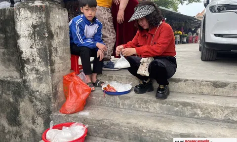 Thu lãi tiền triệu nhờ bán muối dạo ngày đầu năm mới