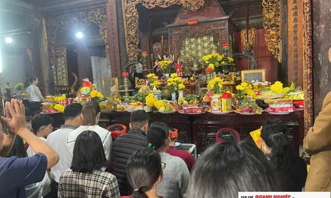 Hàng nghìn du khách dâng hương đền Cờn ngày đầu năm mới