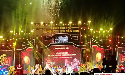 Hàng nghìn du khách đổ về lễ hội đền Cờn - ngôi đền linh thiêng bậc nhất xứ Nghệ