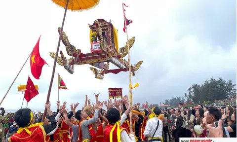 Độc đáo màn “rước kiệu bay” tại ngôi đền linh thiêng bậc nhất xứ Nghệ