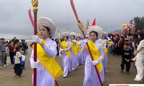 Ấn tượng cảnh 23 Nữ quan cầm đao, bảo kiếm thực hiện nghi lễ rước kiệu tại lễ hội đền Cờn