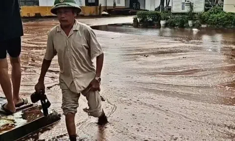 Nghệ An: Sét đánh thủng bể chứa mật mía, hàng nghìn tấn mật tràn ra ngoài