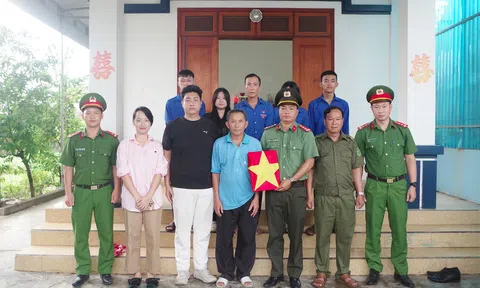 Công an xã Quỳnh Văn trao tặng di ảnh liệt sĩ phục dựng cho thân nhân