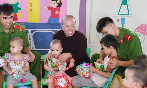 Ấm áp Trung thu ở Chùa Hồi Long