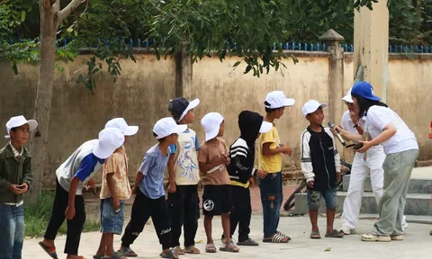 Lan tỏa yêu thương từ những em học sinh phổ thông