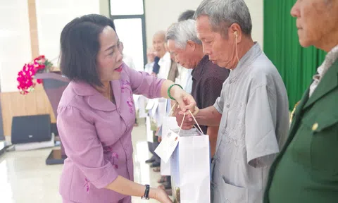 Đắk Lắk: Phó Chủ tịch Quốc hội Nguyễn Thị Thanh đến thăm, tặng quà gia đình chính sách
