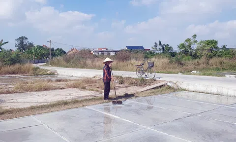 Diêm dân phường Nam Đồ Sơn (Hải Phòng) kẽo kẹt giữ nghề làm muối