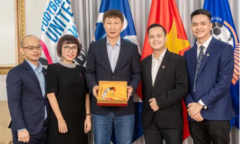 PNJ, báo Tuổi Trẻ tặng HLV Kim Sang Sik huy chương làm từ 33 chỉ vàng 24K